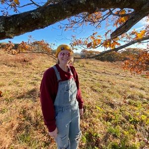 Meet Your Posher- Lilly🖤